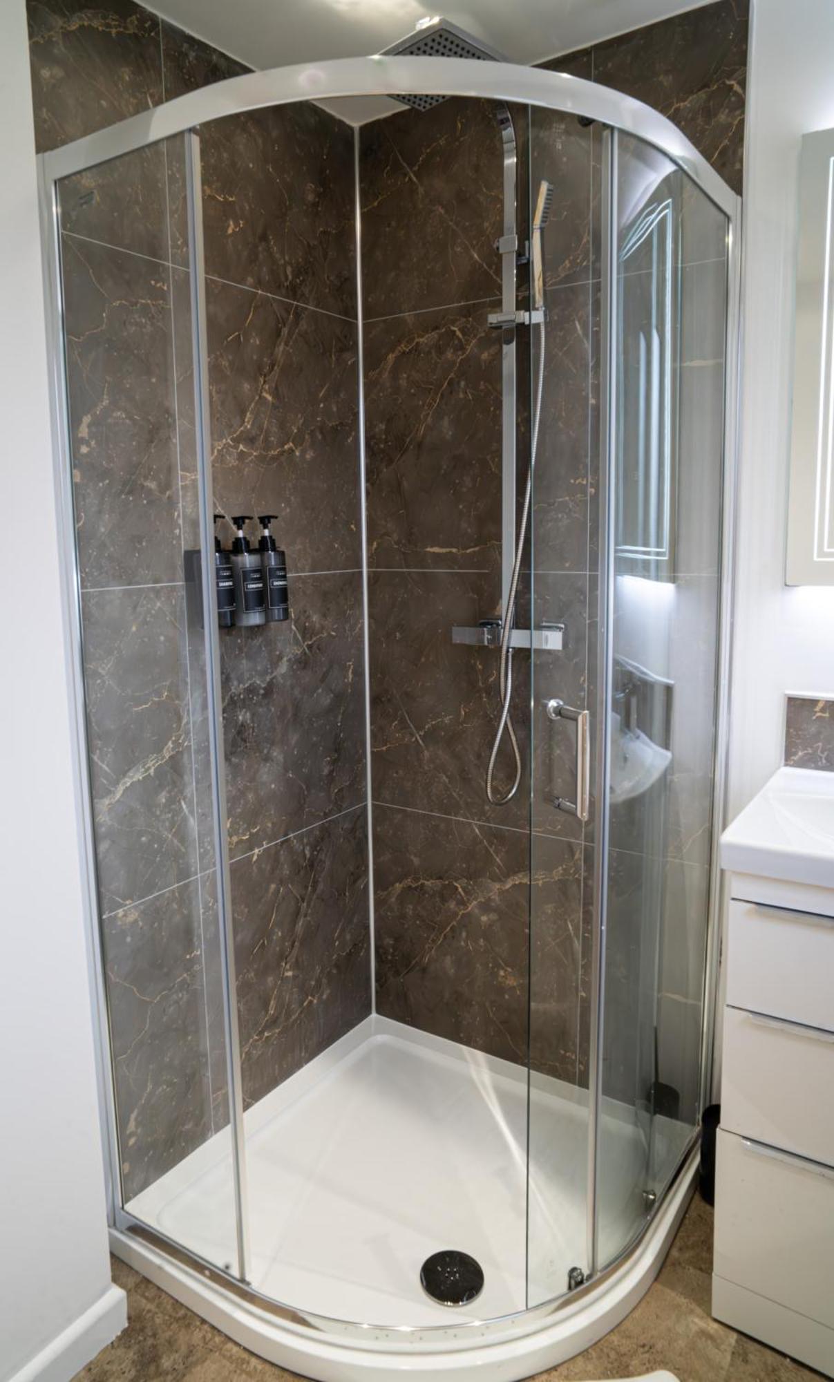 Modern 2 Bedroom In Free Parking EDI